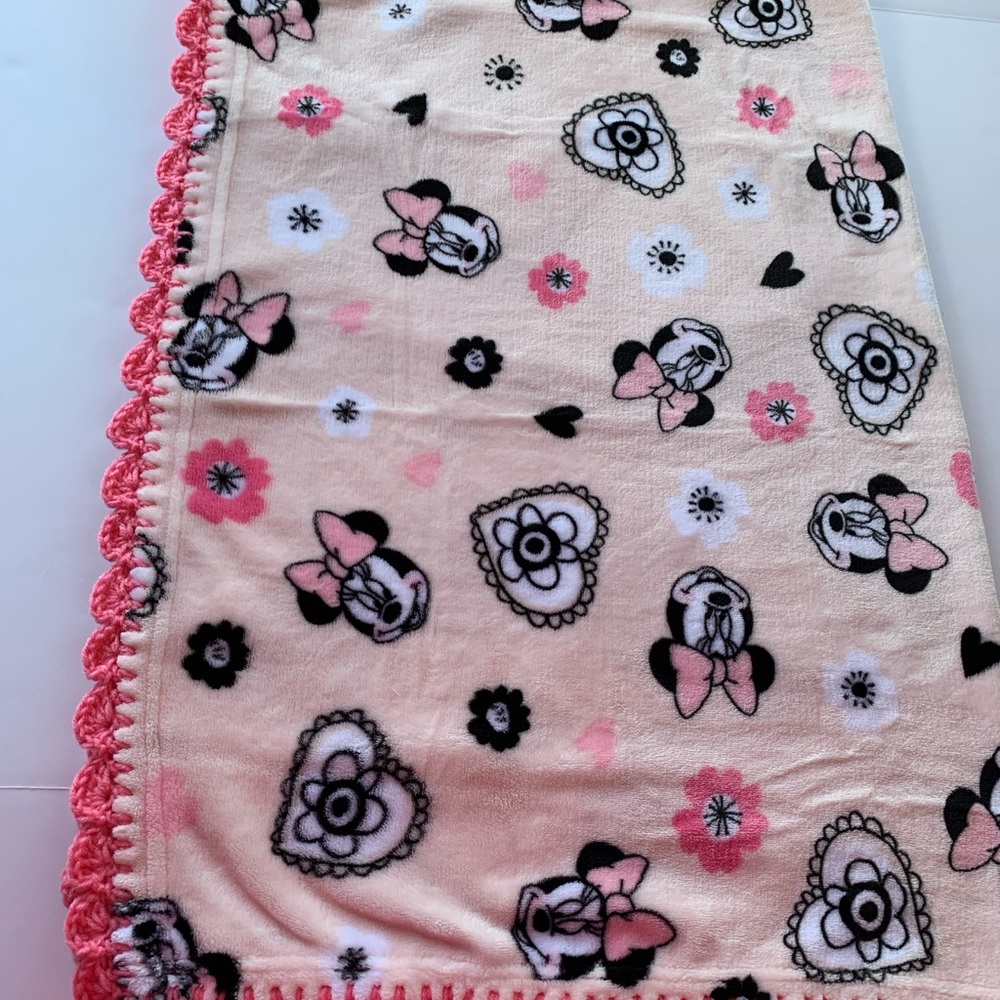 Disney Pink Minnie Mouse Baby Blanket Gift Set - Picture 6 of 7